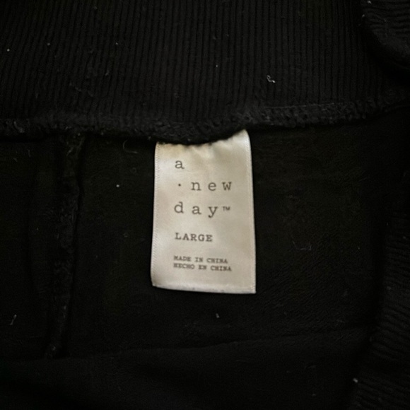 High-Waisted Split Hem Leggings - Picture 3 of 3